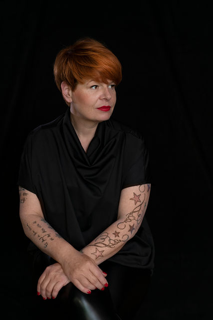  Nicole Lühmann – Masterstylistin bei Hairstylist Sven Korn in Hannover, spezialisiert auf Farbtechniken wie Balayage, Babylights, Farbkorrekturen und Redhair sowie auf Calligraphy Cut, Styling und Hochsteckfrisuren. Auch als Trainerin für Farbe und Styling aktiv.