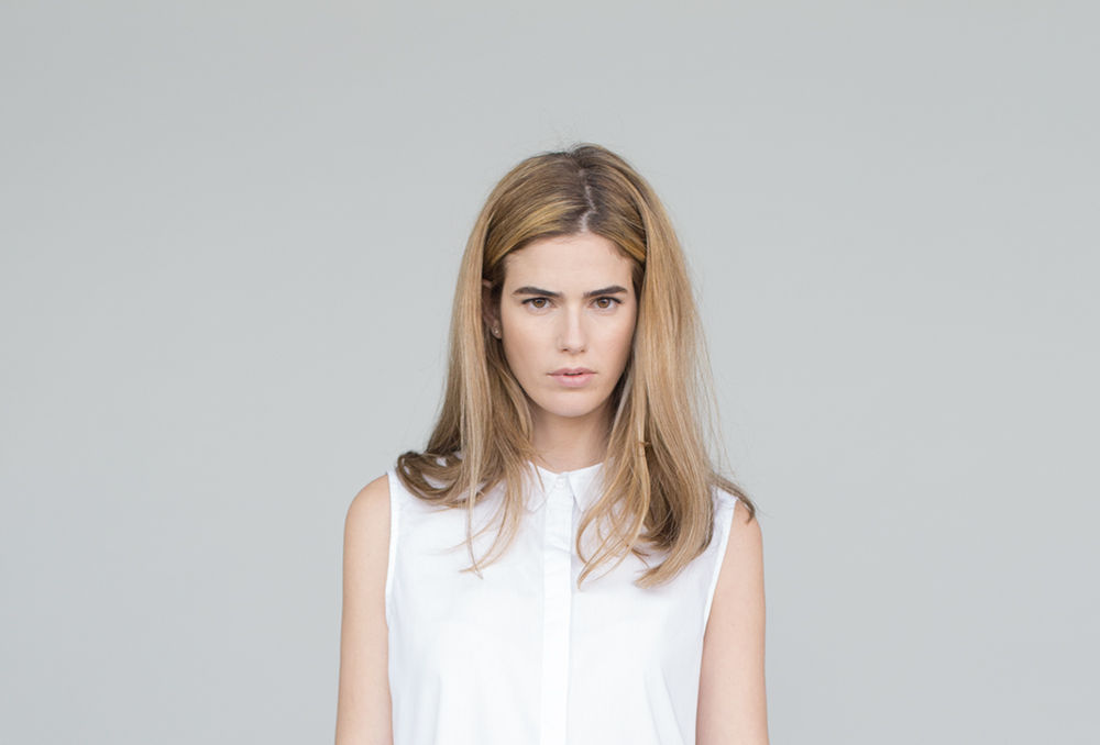 Modelo no vestido branco