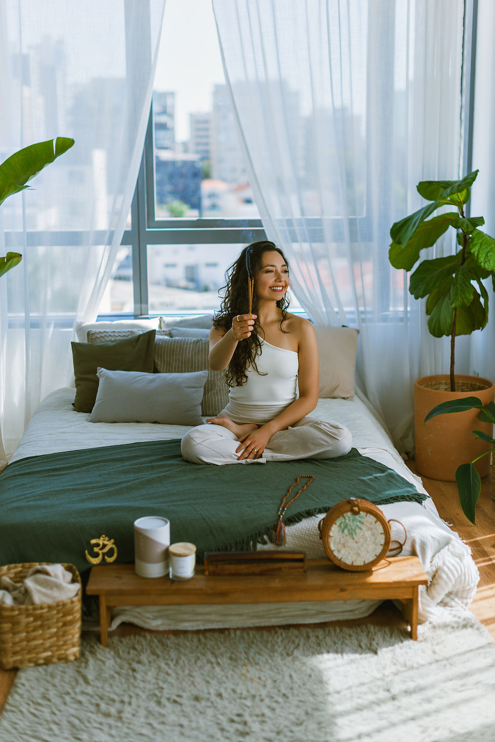 Mulher meditando em aula particular de yoga no quarto.