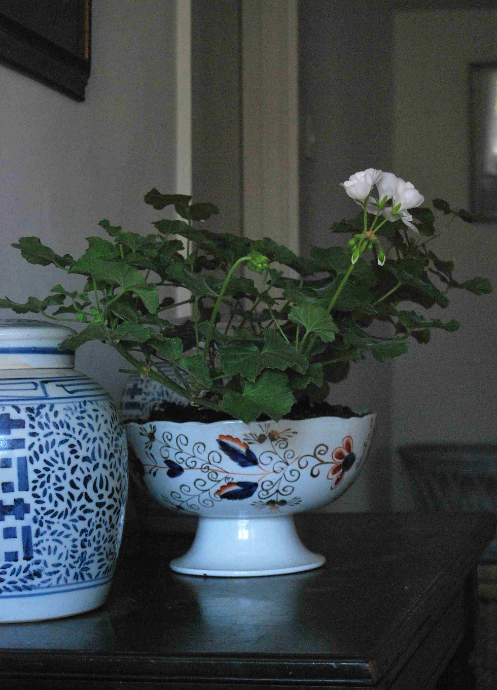 Thumbnail: 'Gaudy'-like footed punch bowl with white geranium