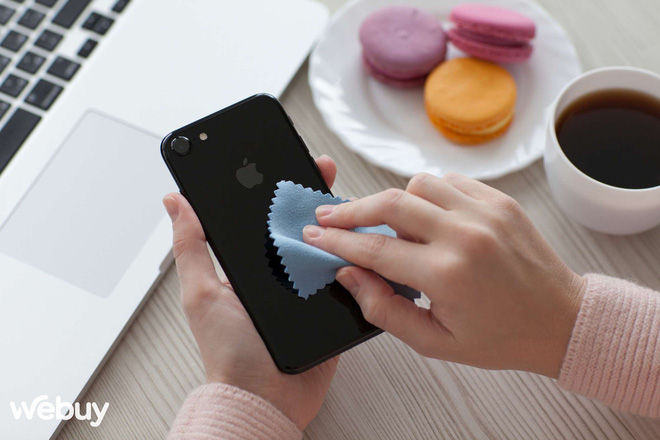 Đây là cách Apple chỉ người dùng vệ sinh iPhone, AirPods và Macbook cho "đúng chuẩn Táo"
