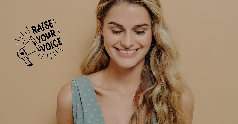 eine frau die lächelt und dabei nach unten blickt. Daneben ist ein sticker mit "Raise your voice"