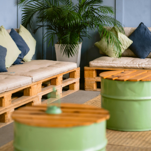 terasse mit sitzgarnitur aus palettenmöbeln