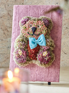 Teddybär aus Blumen als liebevolles Trauergesteck für Kinder, gefertigt in Dorfen nahe München