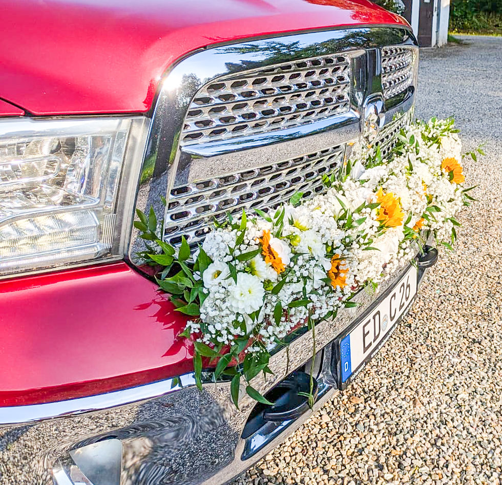 Sonnenblumen, girlande, jeep, Hochzeitsauto, auto hochzeit, blumenschmuck hochzeit auto, blumen auto hochzeit, gesteck auto hochzeit, brautauto blumenschmuck,