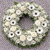 Weißer Trauerkranz mit Gerbera, modern und harmonisch rundgesteckt