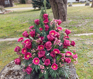 Trauerbouquet mit Rosen, mini Gerbera und Waxflower für Beerdigung oder Urnenbeisetzung in Dorfen bis München– Trauerfloristik Die Blumenoase