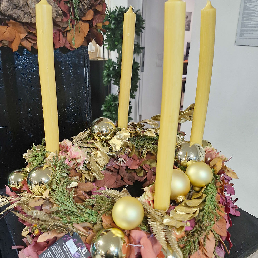 Adventskranz Golden Harmony mit honiggelben Stabkerzen, Hortensien in warmen Tönen, goldenen Kugeln und vergoldeten Farnen.