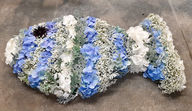Blumenfisch als Trauergesteck in Weiß-Blau für Beerdigung, gefertigt in Dorfen bei München, Bayern