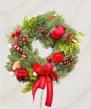 „Weihnachtlicher Türkranz aus Nobilis- und Thuja-Grün mit roten Kugeln, Zapfen und roter Weihnachts-Schleife“