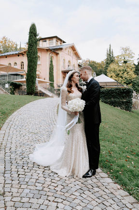 Brautpaar im Freien mit weiß-grünem Brautstrauß aus Rosen moderne Hochzeitsfloristik