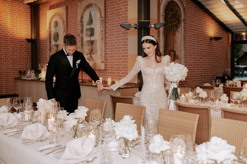 2. Festlich gedeckter Tisch mit weißen Rosen Deko im La Villa Starnberger See