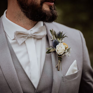 Klassischer Herrenanstecker mit Rose und Schleierkraut – passend zum Brautstrauß