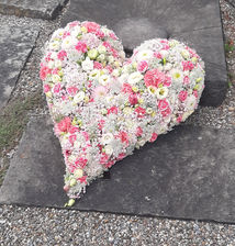 Trauer-Blumenherz in Weiß und rosa mit saisonalen Blüten – Die Blumenoase Dorfen