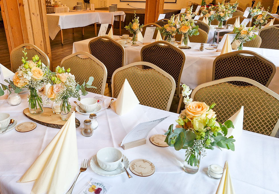 Tischdekoration, Floristik, Kirchliche Trauung in Unterföhring, Hochzeitsfeier im Gasthaus Faltermeier, Eicherloh