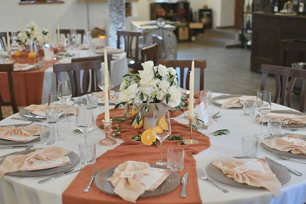 Romantische Tischdekoration Hochzeit mit saisonalen Blumen