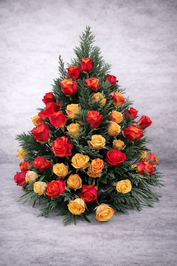 Trauergesteck mit roten und orangefarbenen Rosen, symmetrisch gesteckt, klassische Trauerfloristik