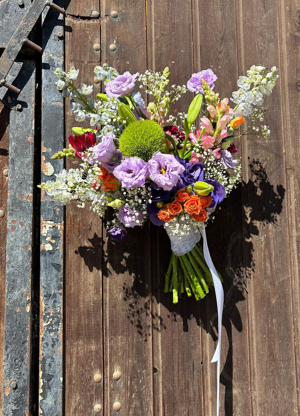 Natürlich gebundene Brautsträuße wirken aus jedem Blickwinkel anders. Dieser hier ist mit Rittersporn, Lysianthus, Schleierkraut, kleinen Rosen, löwenmäulchen, Hortensie, Lilie, Alstromerie gebunden