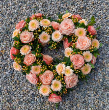 Herzförmiges Trauergesteck mit saisonalen Blumen in sanften Pastelltönen – Die Blumenoase Dorfen