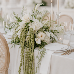 Amaranthus ist weit mehr als eine Trendblume. Er verleiht jeder Hochzeit Charakter, Bewegung und eine moderne Eleganz, die lange in Erinnerung bleibt.