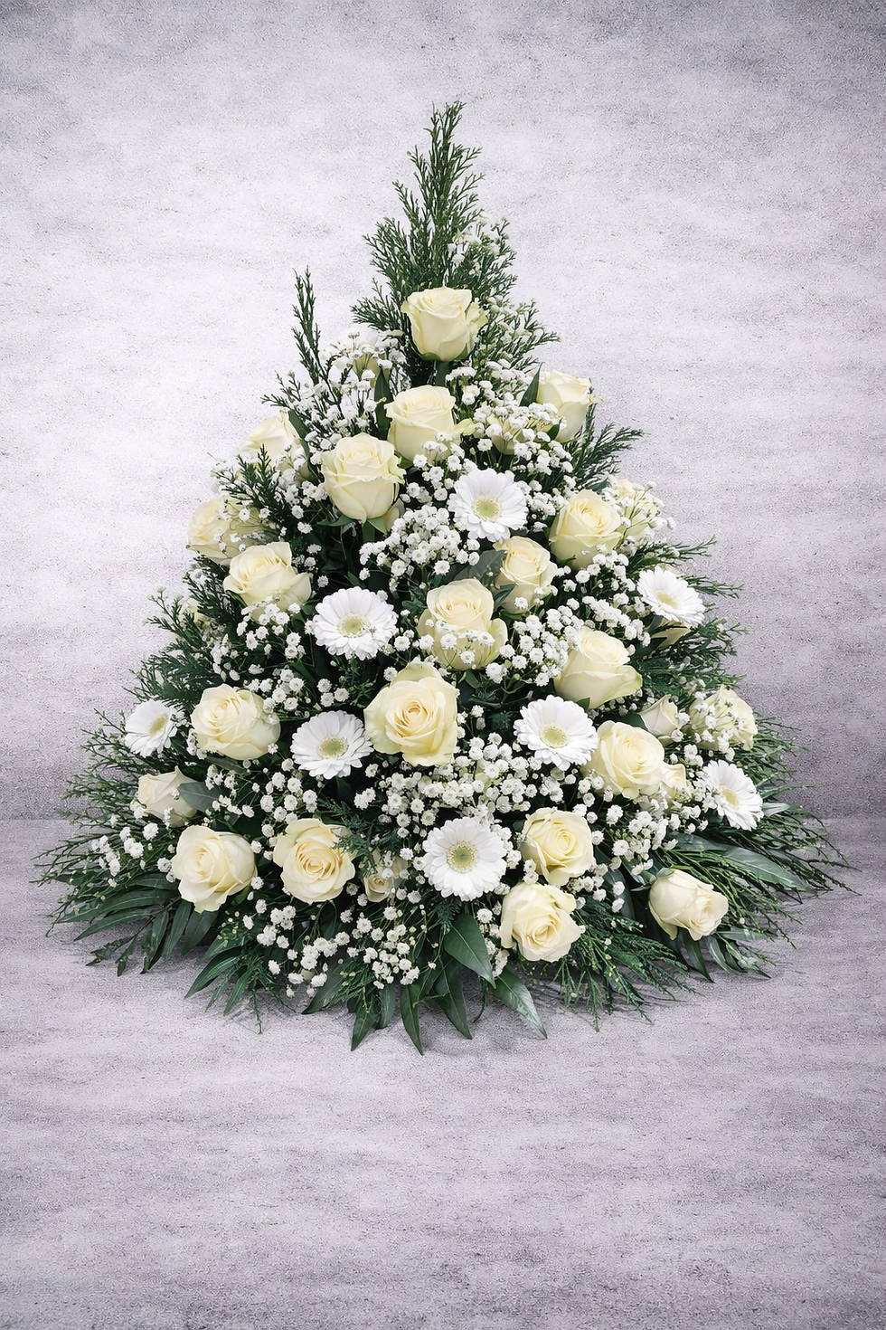 Pyramidenförmiges Trauergesteck mit weißen Rosen, weißen Gerbera und Schleierkraut, klassischer Grabschmuck in Weiß
