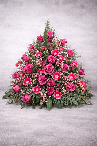 Trauergesteck mit pinken rosen, pinken mini gerbera und waxflower in pyramidenform