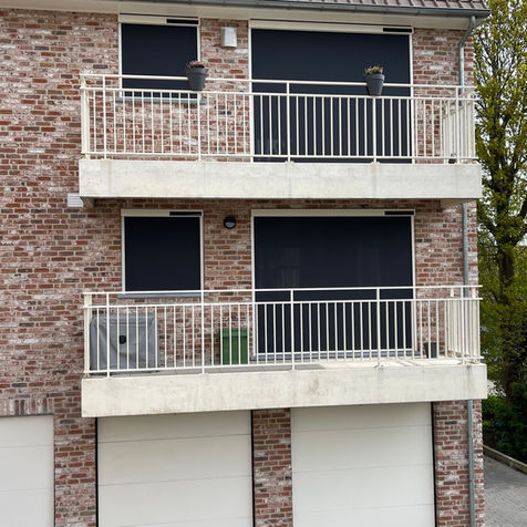 Windvaste ritsscreens voor grote raampartijen geplaatst in Grembergen door Zonwering-winkel.