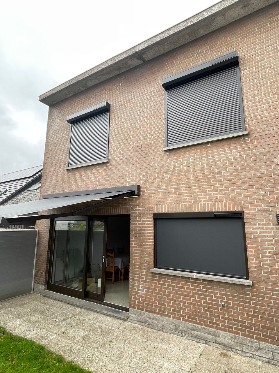 Draadloze solar rolluiken op ramen
