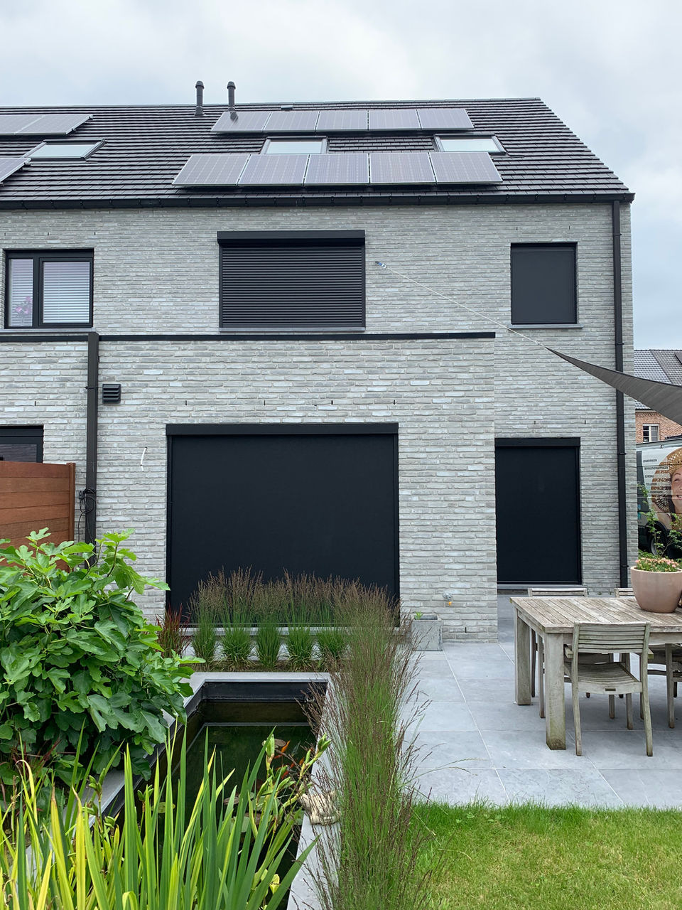 Solar rolluiken op woning met zonnepanelen, duurzame zonwering