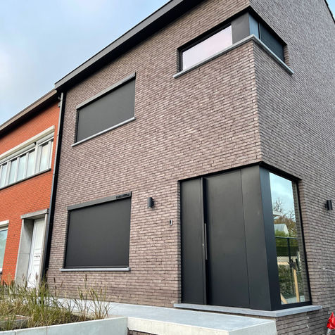 Windvaste ritsscreens (verticale zonwering) geplaatst in Bornem door Zonwering-winkel.