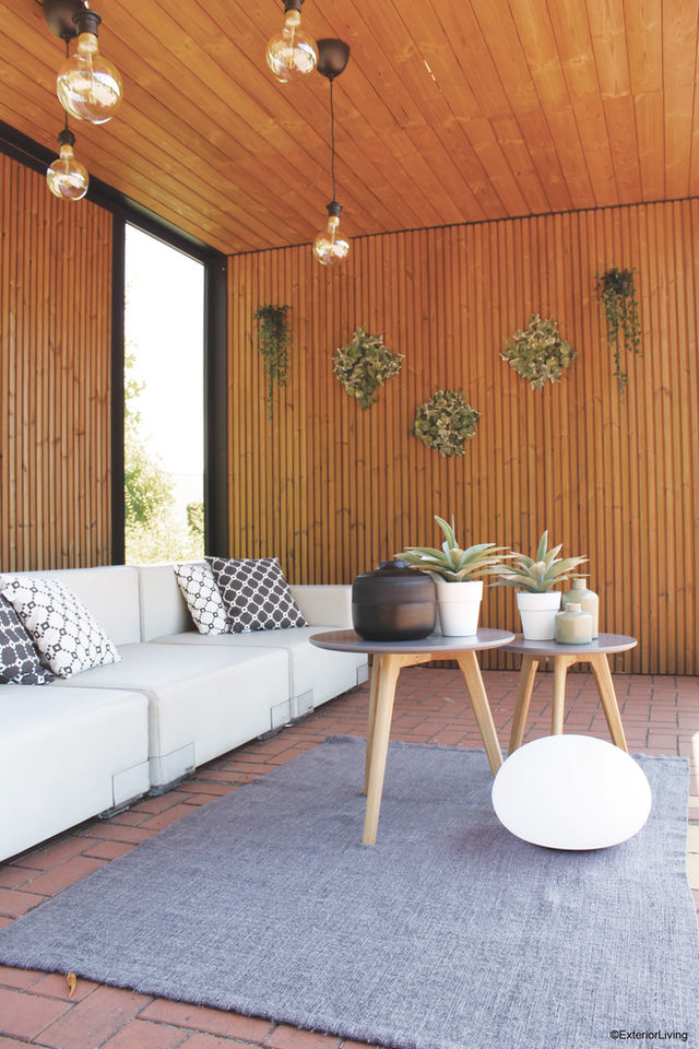 Luxe houten design overkapping met vast dak passend bij moderne architectuur.