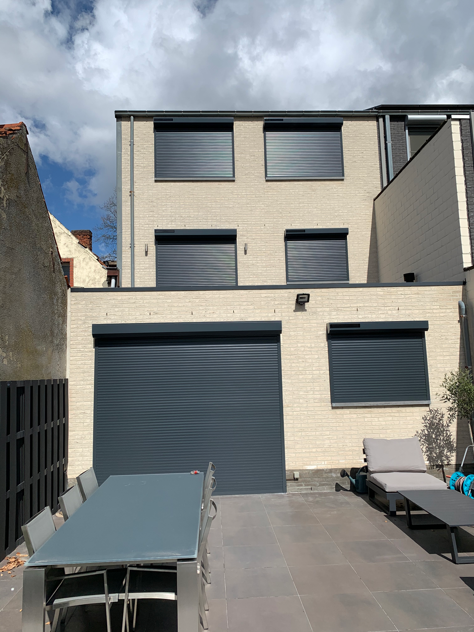 Op maat gemaakte solar rolluiken in moderne kleur