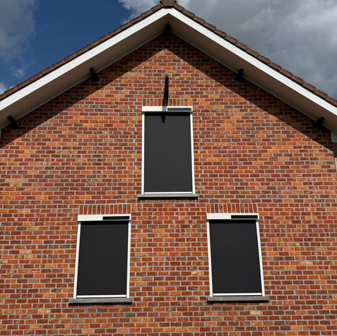 Windvaste screens voor zonwering en privacy geplaatst in Londerzeel door Zonwering-winkel.