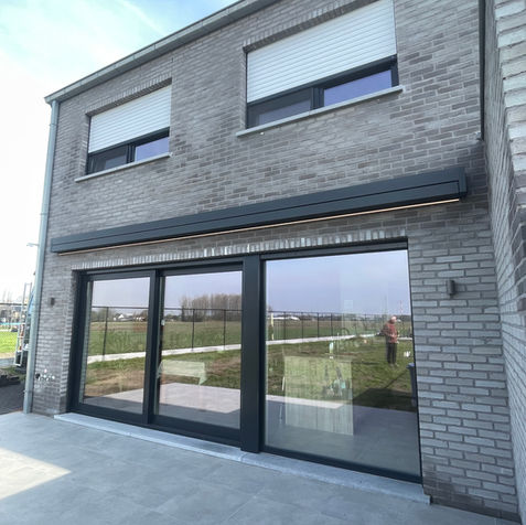 Modern knikarmscherm geplaatst in regio Buggenhout door Zonwering-winkel.