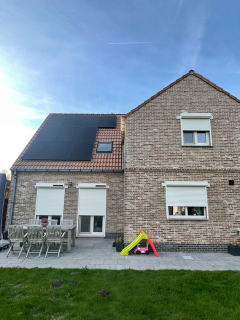 Solar rolluiken gesloten voor privacy in huis