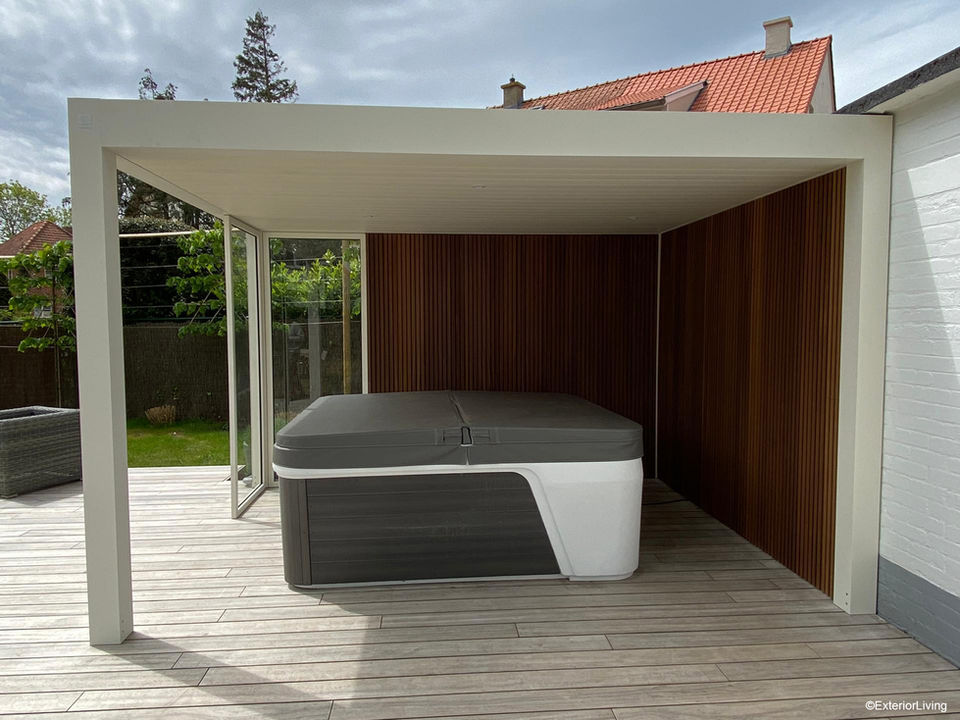 Grote houten Maluwi constructie met vast dak gebruikt als luxe poolhouse.