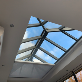 Elektrische serrezonwering met afstandsbediening.