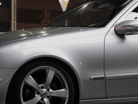 Detal w fotografii motoryzacyjnej.