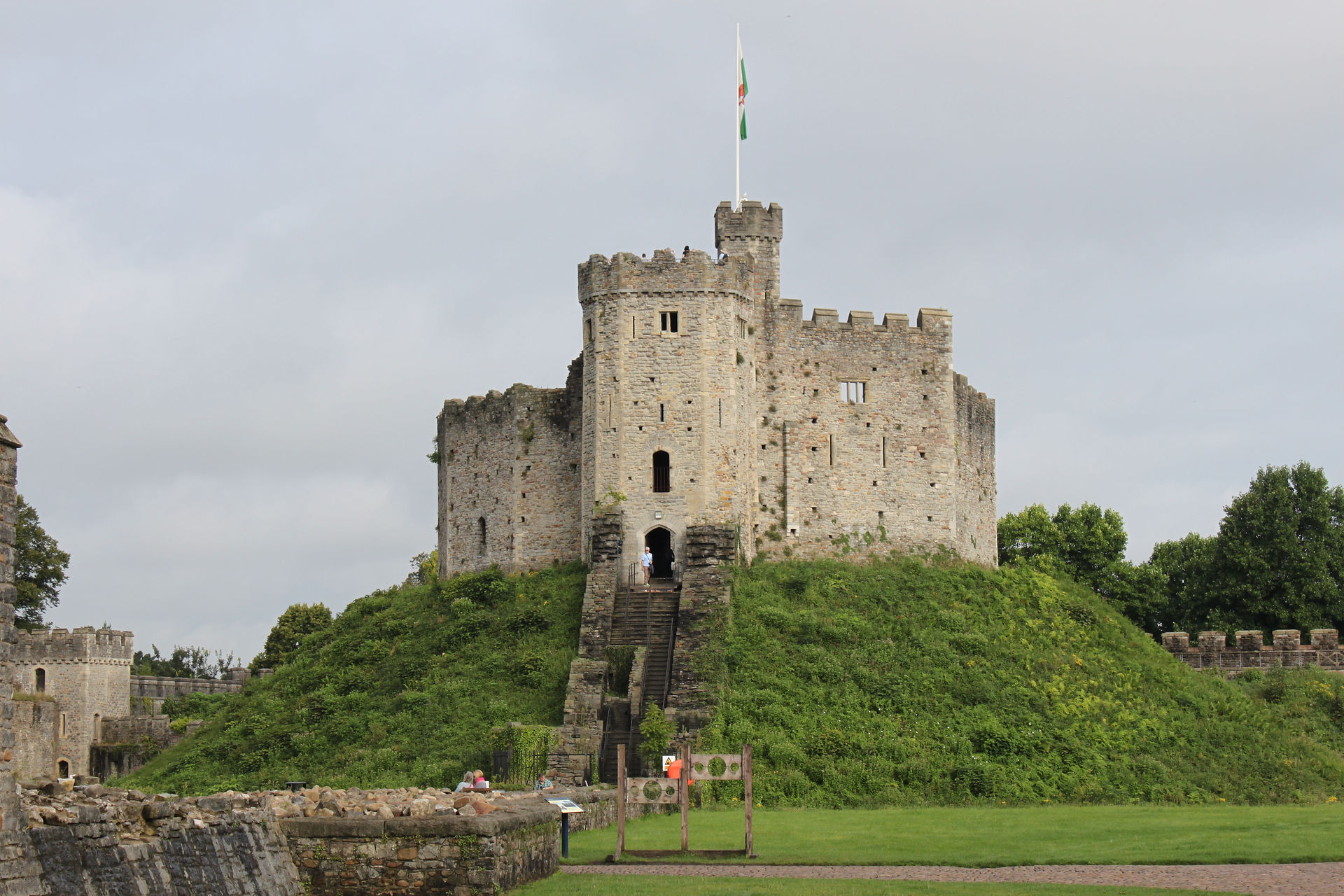 Bute Park overlooks Cardiff Castle, a historic marvel in the heart of Cardiff. Experience luxury and convenience at Dray Court by AirFreedom, just moments away from this iconic landmark.