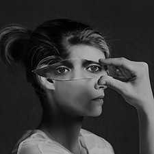 A travers la réflexion verre brisé