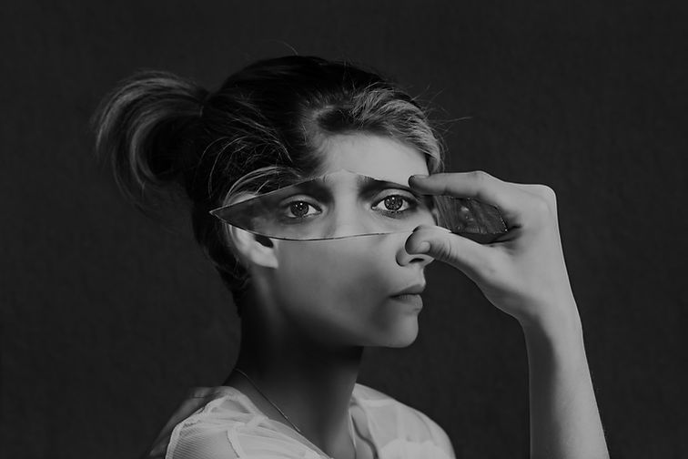 割れたガラスを通してリフレクション