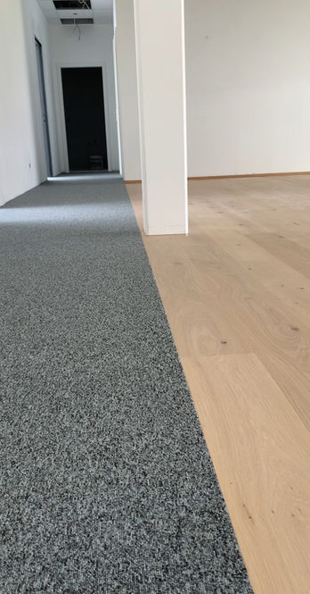 Finition parquet/moquette dans un espace de travail