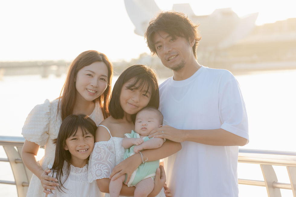Family photoshoot in Singapore with natural light