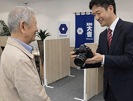 岡崎戸崎店70代男性40代店員カメラ手荷物正方形.jpg
