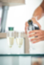 Mariée souriante tenant un bouquet de fleurs, moment romantique de mariage à Genève