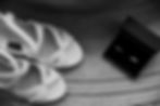 Chaussures de mariée blanches et alliances dans leur écrin, détails de mariage