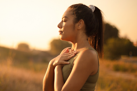 Jonge vrouw beoefent ademhalingsyoga