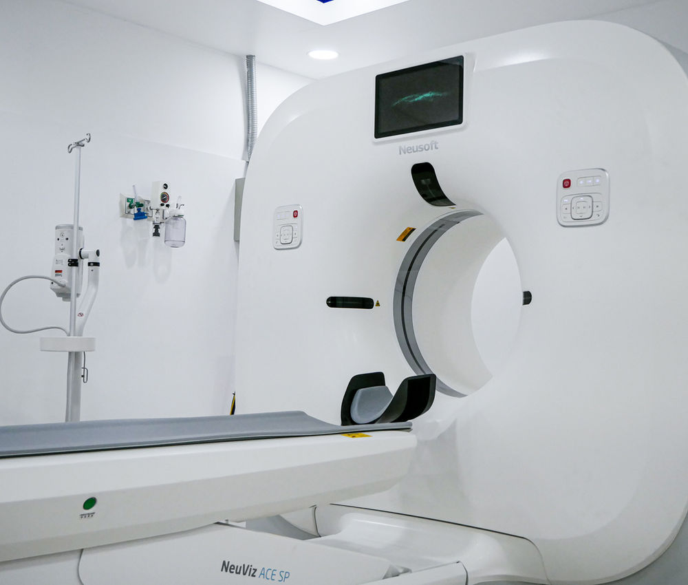 Tomógrafo NeuViz instalado en una sala de hospital