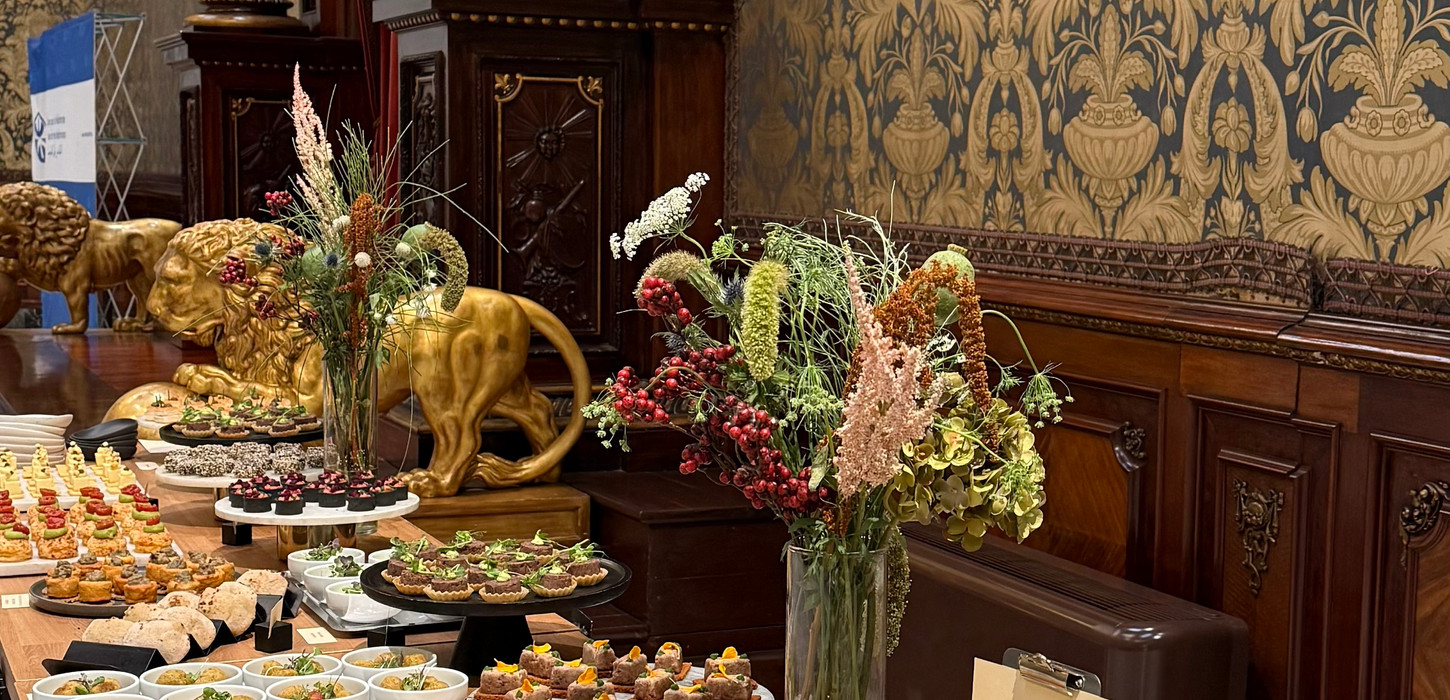 Catering para Congresos con mesa de aperitivos variados.