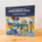 Photo du livre la patate de l'espace. Deux extra-terrestres se disputent une patate violette et scintillante.